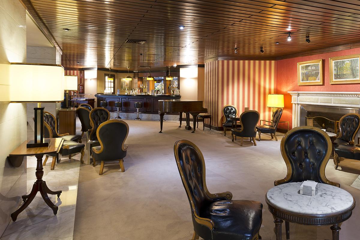 Hotel Miguel Angel Madrid Exterior foto The lounge at the airport