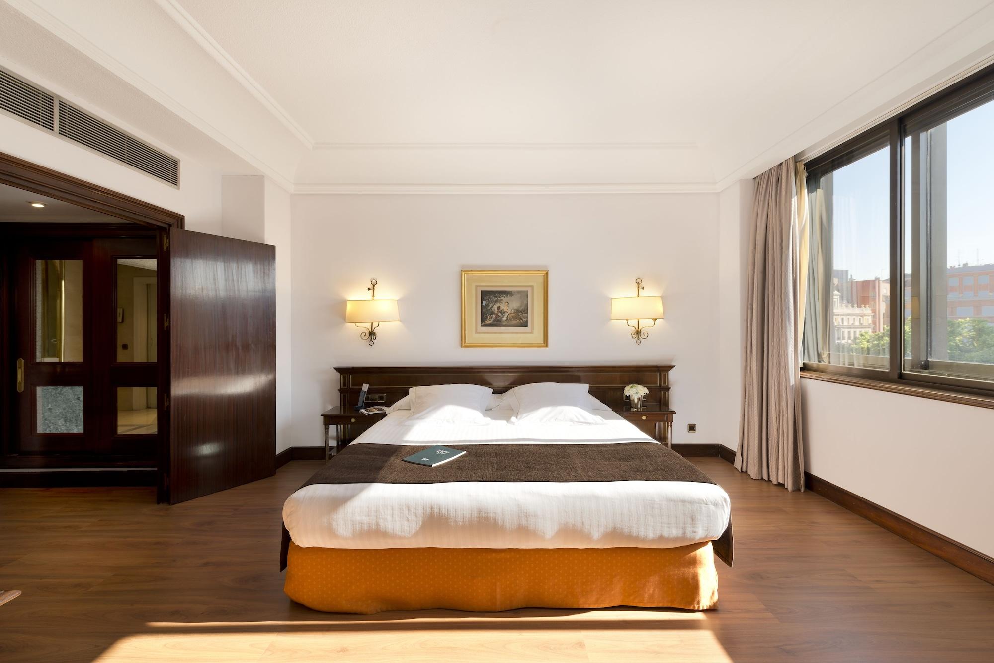 Hotel Miguel Angel Madrid Exterior foto A room at the hotel