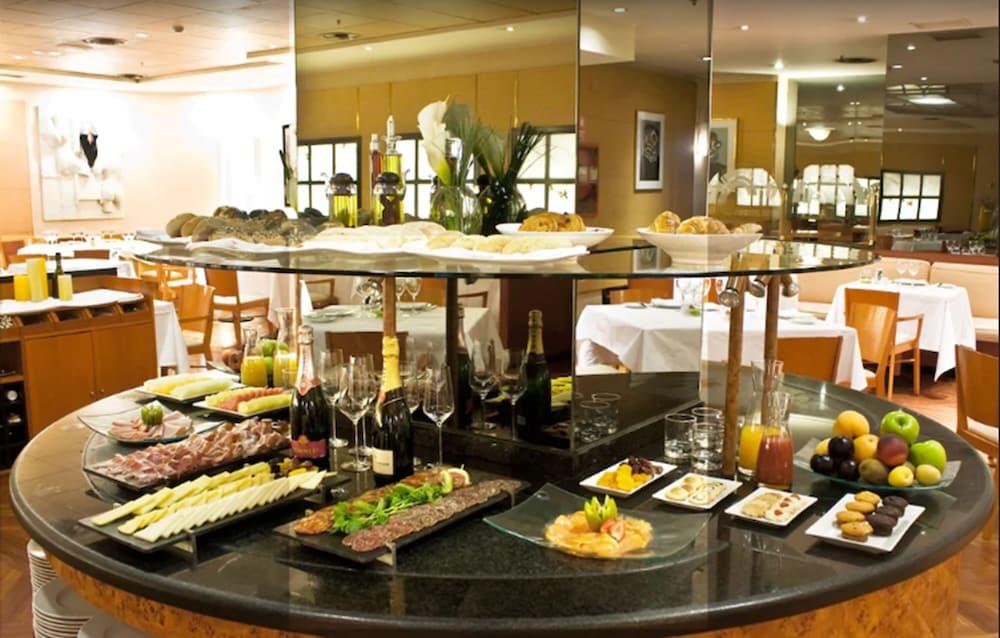 Hotel Miguel Angel Madrid Exterior foto A buffet at a hotel