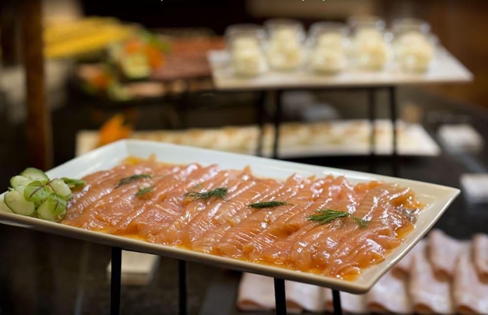 Hotel Miguel Angel Madrid Exterior foto Salmon sashimi