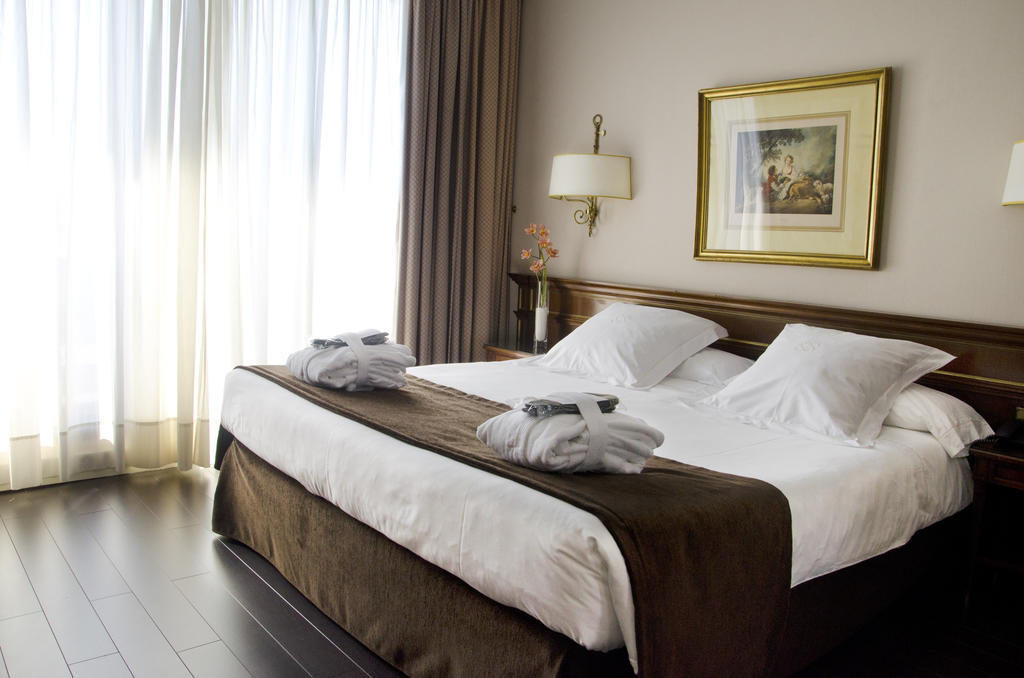 Hotel Miguel Angel Madrid Exterior foto A bedroom in a hotel