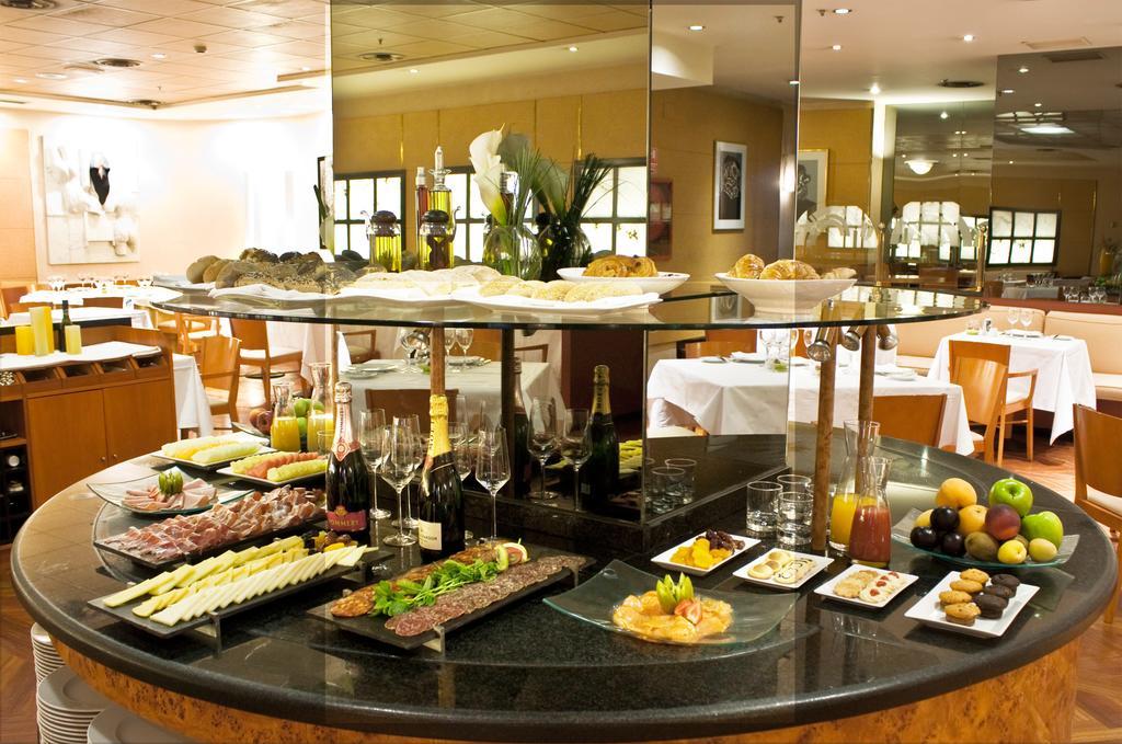 Hotel Miguel Angel Madrid Exterior foto A buffet at a hotel