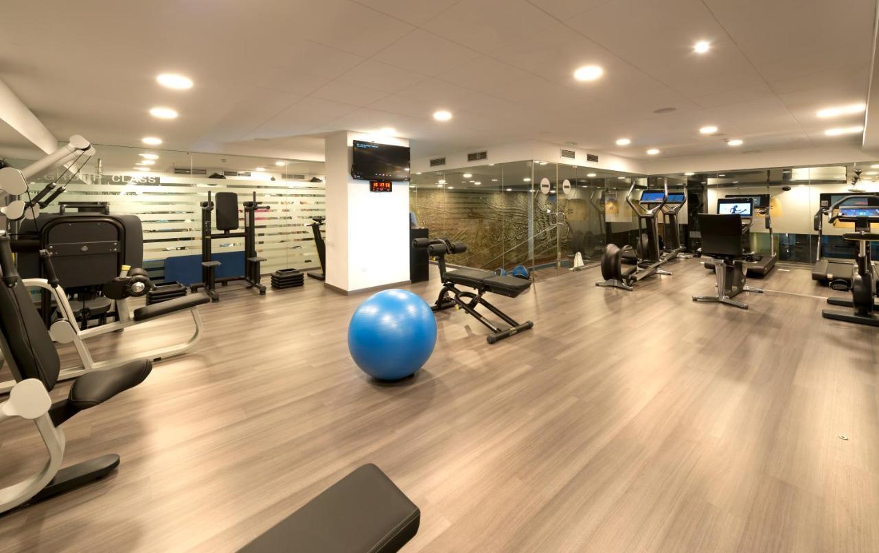 Hotel Miguel Angel Madrid Exterior foto The gym at the hotel