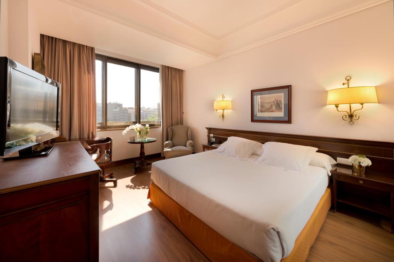Hotel Miguel Angel Madrid Exterior foto A room at the hotel