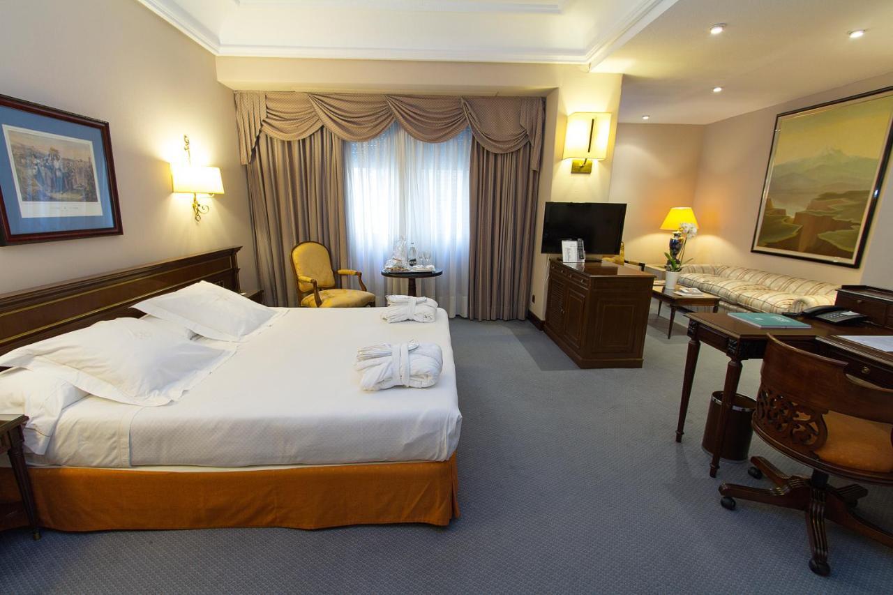 Hotel Miguel Angel Madrid Exterior foto A room at the hotel