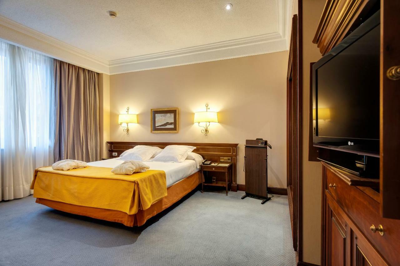 Hotel Miguel Angel Madrid Exterior foto A room at the hotel