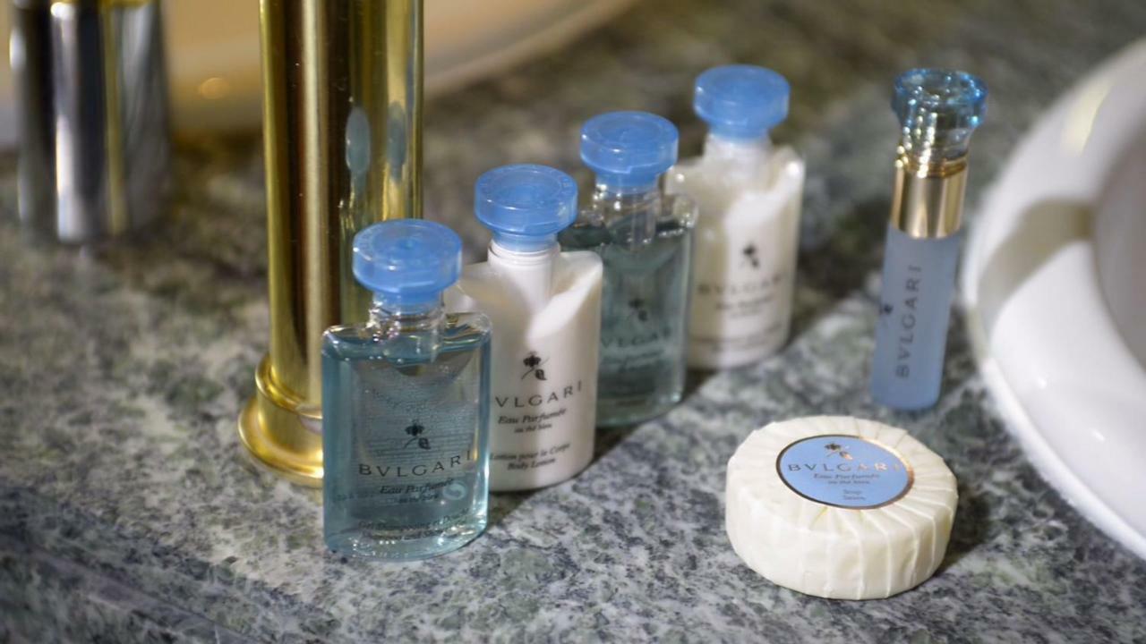 Hotel Miguel Angel Madrid Exterior foto A selection of toiletries