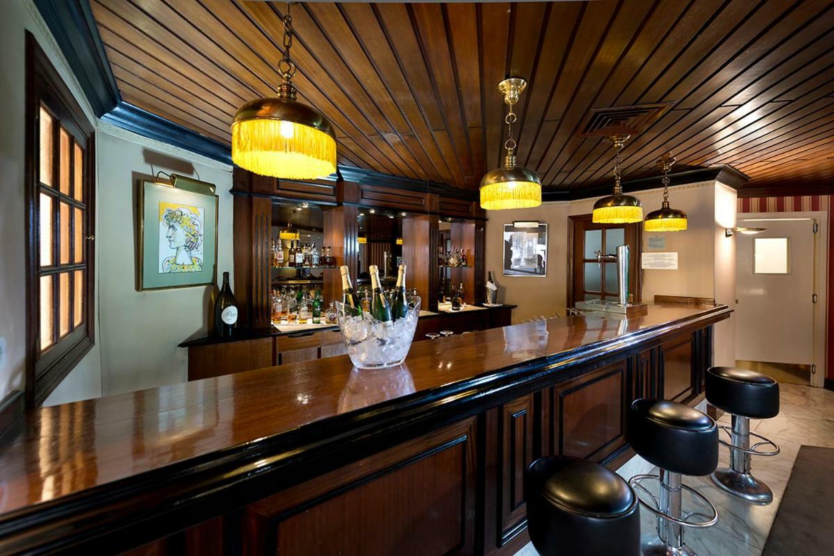 Hotel Miguel Angel Madrid Exterior foto The bar at the 1905