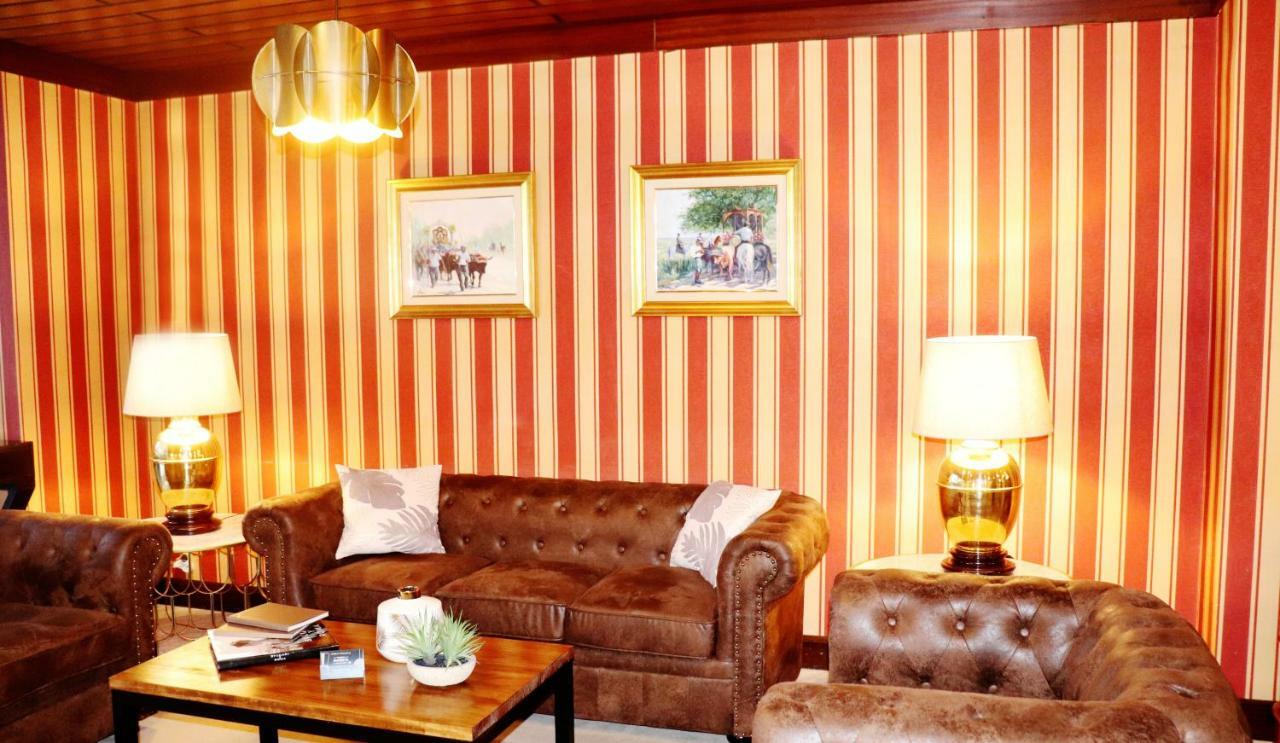 Hotel Miguel Angel Madrid Exterior foto A room at the hotel