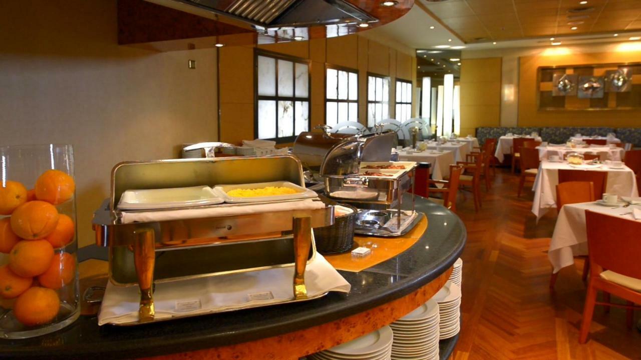 Hotel Miguel Angel Madrid Exterior foto A buffet at a restaurant