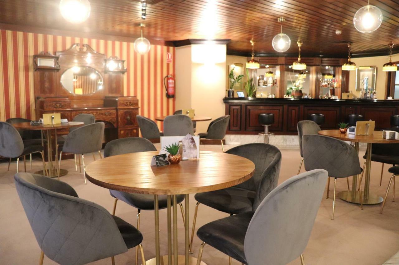 Hotel Miguel Angel Madrid Exterior foto The lounge at the airport