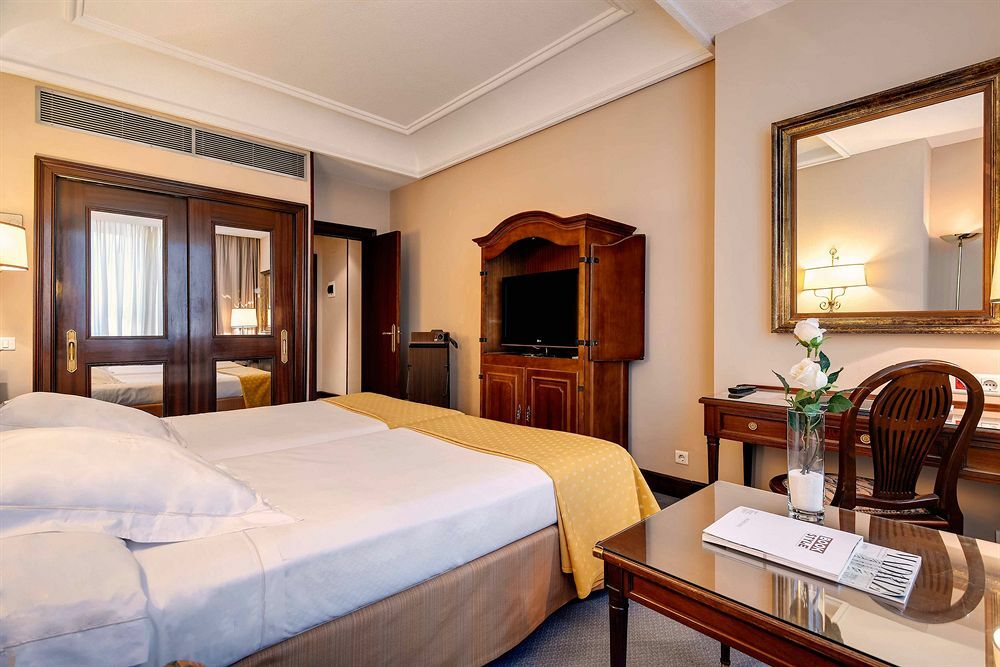 Hotel Miguel Angel Madrid Exterior foto A room at the hotel