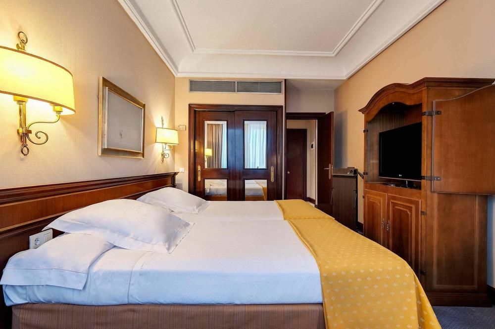 Hotel Miguel Angel Madrid Exterior foto A room at the hotel