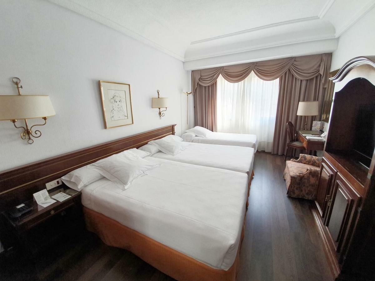 Hotel Miguel Angel Madrid Exterior foto A room at the hotel