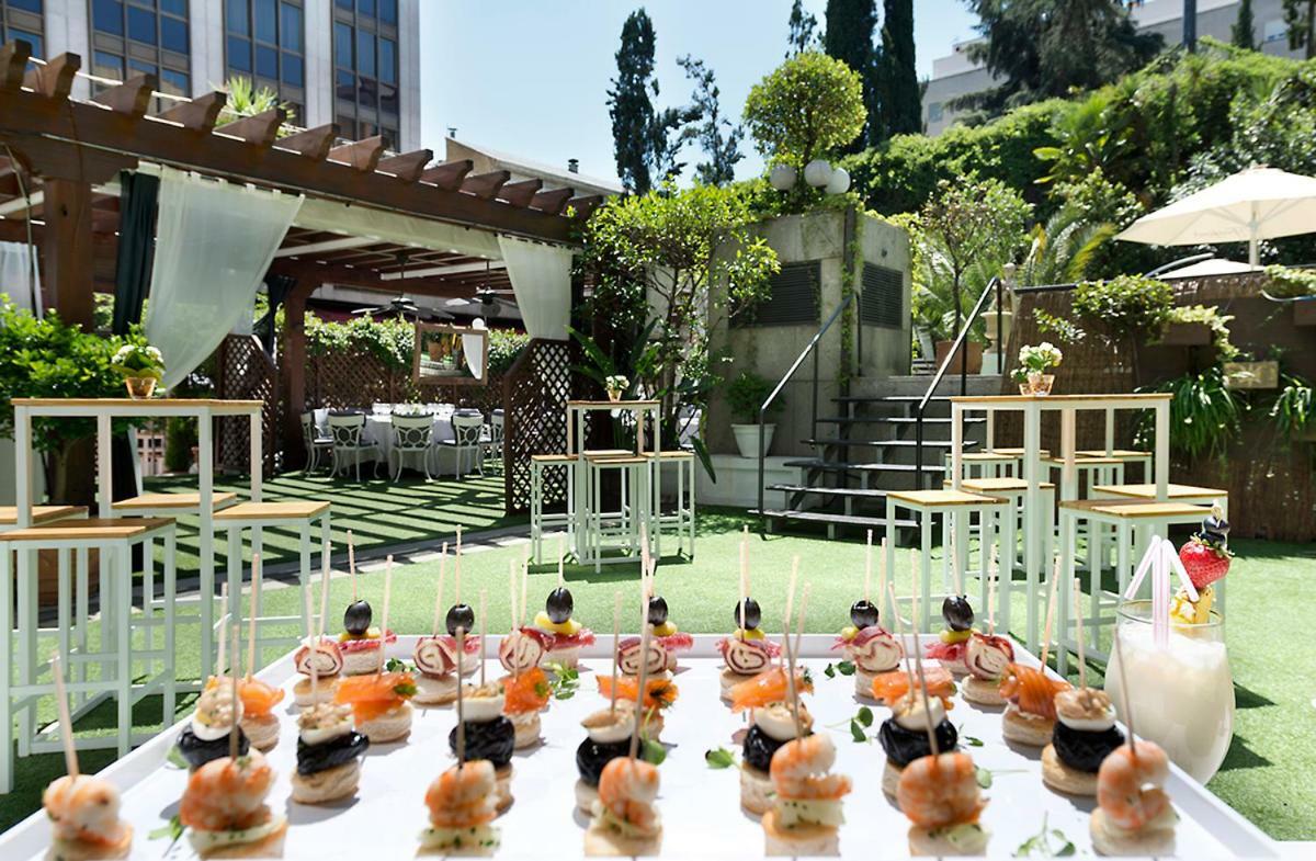 Hotel Miguel Angel Madrid Exterior foto The garden at the hotel
