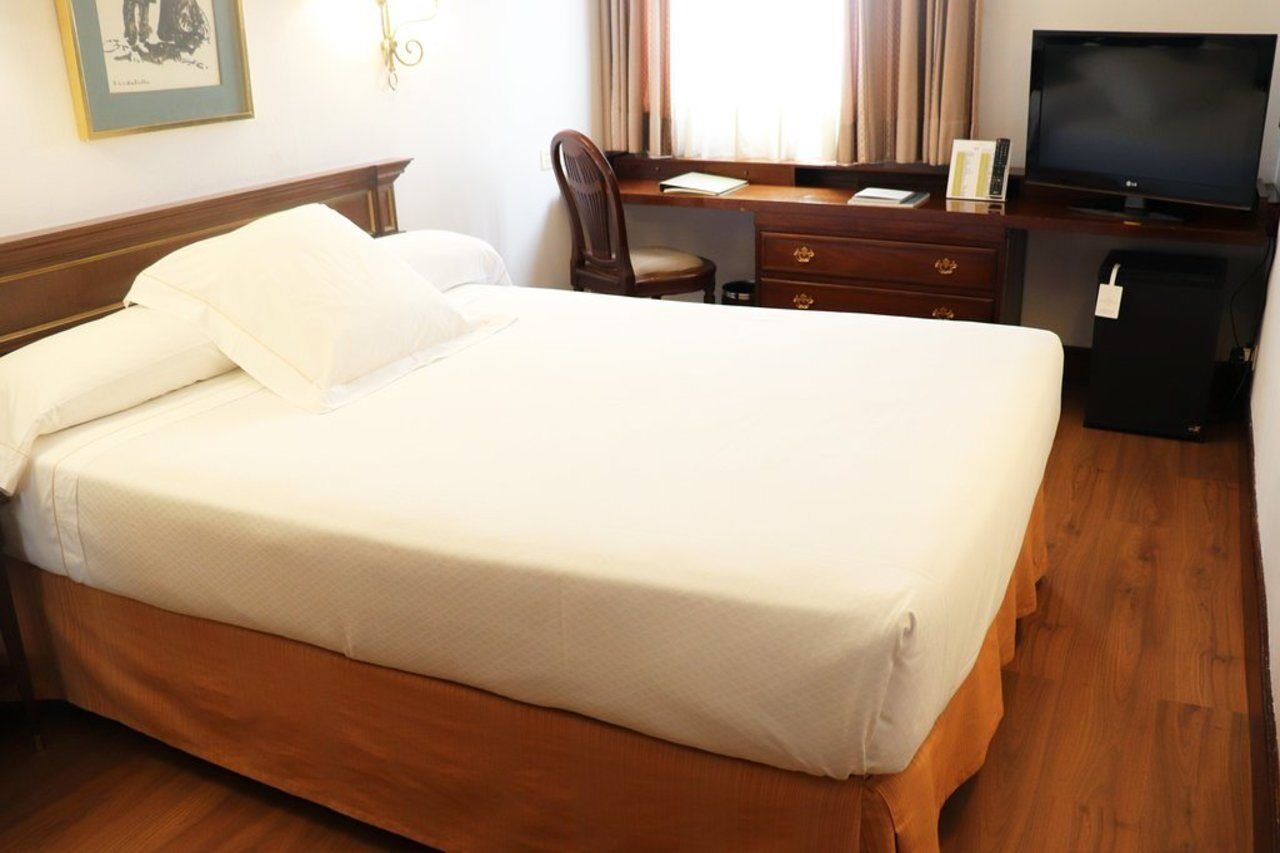 Hotel Miguel Angel Madrid Exterior foto A hotel room