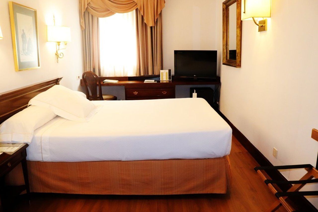 Hotel Miguel Angel Madrid Exterior foto A room at the hotel
